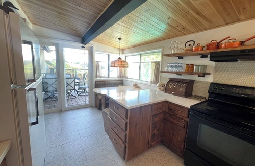 Cottonwood-Verde Village Cabina | Groovy Spacious Cabin 20mins from Sedona - with a Pool! @ That70sCabin