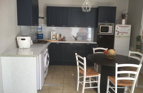 Les Salles-sur-Verdon Apartamento | Ground floor apartment in detached house.
