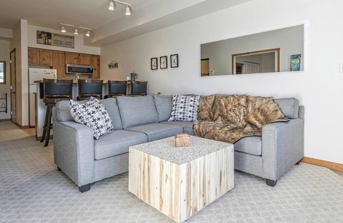 Silver Star Mountain Condominio | Ground Floor Creekside Condo perfect spot for your family - Pet Friendly!