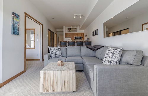 Silver Star Mountain Condominio | Ground Floor Creekside Condo perfect spot for your family - Pet Friendly!