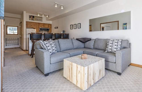 Silver Star Mountain Condominio | Ground Floor Creekside Condo perfect spot for your family - Pet Friendly!