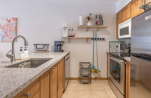 Silver Star Mountain Condominio | Ground Floor Creekside Condo - Easy in and out for Biking or Skiing