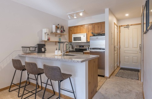 Silver Star Mountain Condominio | Ground Floor Creekside Condo - Easy in and out for Biking or Skiing