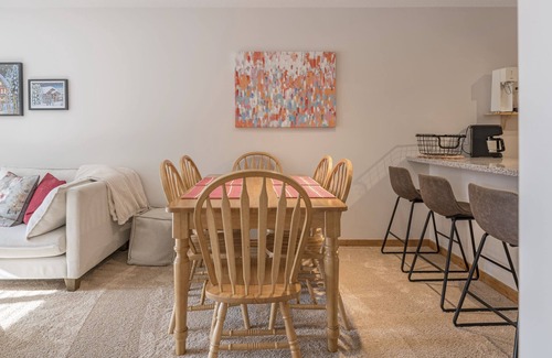 Silver Star Mountain Condominio | Ground Floor Creekside Condo - Easy in and out for Biking or Skiing
