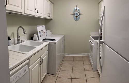 Demere Park Condominio | GROUND FLOOR, WASHER & DRYER, PET FRIENDLY. CLOSE TO BEACH AND VILLAGE!