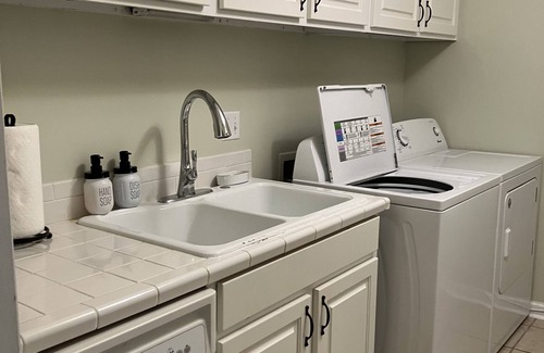 Demere Park Condominio | GROUND FLOOR, WASHER & DRYER, PET FRIENDLY. CLOSE TO BEACH AND VILLAGE!