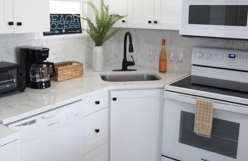 Northeast Virginia Beach Casa | Ground Floor 2 BR Cottage Walking to Everything!