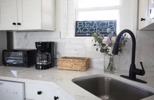 Northeast Virginia Beach Casa | Ground Floor 2 BR Cottage Walking to Everything!