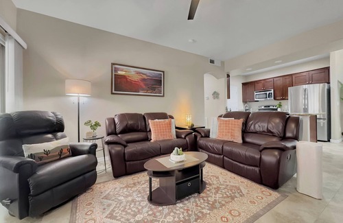 Parkwood Ranch Condominio | Ground Floor 2 BDR with Garage! Heated Comm Pool!