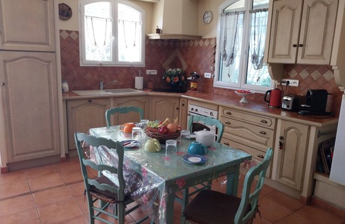 Molleges Apartamento | Ground floor apartment in Provencal house with independent access ALPILLES