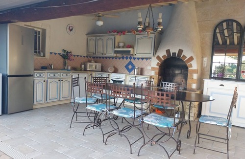 Molleges Apartamento | Ground floor apartment in Provencal house with independent access ALPILLES
