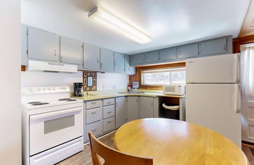 Naturita Casa | Ground-floor aparthotel with deck, kitchen, volleyball, mtn views