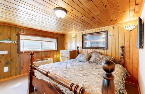 Naturita Casa | Ground-floor aparthotel with deck, kitchen, volleyball, mtn views