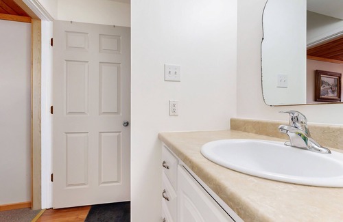 Naturita Casa | Ground-floor aparthotel with deck, kitchen, volleyball, mtn views