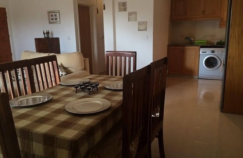 Paphos Apartamento | Apartamento en planta baja con piscina, aire acondicionado, TV, DVD, WIFI, patio y estacionamiento privado
