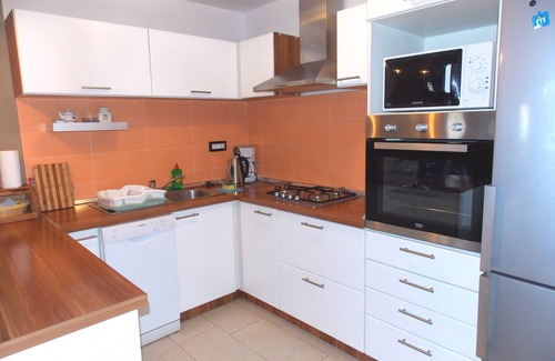 Njivice Apartamento | Apartamento en planta baja: centro de Njivice, terraza, piscina, aire acondicionado, TV vía satélite, WiFi