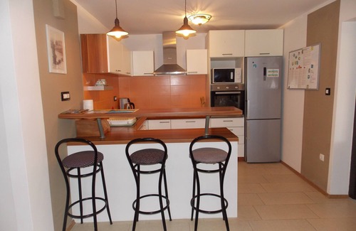 Njivice Apartamento | Apartamento en planta baja: centro de Njivice, terraza, piscina, aire acondicionado, TV vía satélite, WiFi