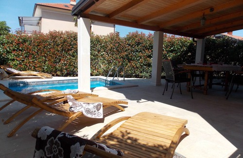 Njivice Apartamento | Apartamento en planta baja: centro de Njivice, terraza, piscina, aire acondicionado, TV vía satélite, WiFi