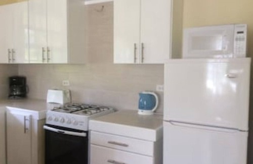 Sunset Crest Apartamento | Ground Floor Apt with garden only 3 mins walk to Beach and Beach Club