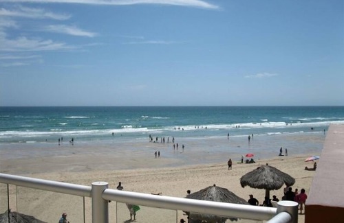 Puerto Penasco Condominio | Planta Baja, frente a la playa W / 2500 pies cuadrados Patio. Pasos a la playa y no hay ascensores!