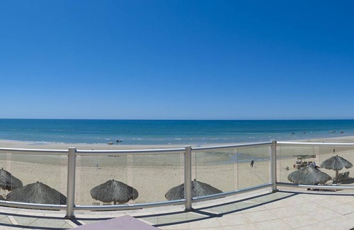 Puerto Penasco Condominio | Planta Baja, frente a la playa W / 2500 pies cuadrados Patio. Pasos a la playa y no hay ascensores!