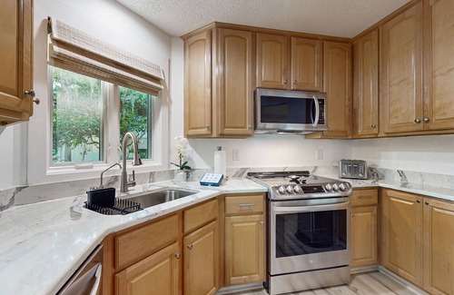 Fernandina Beach Condominio | Ground floor condo with private patio, full kitchen, beach access and pool