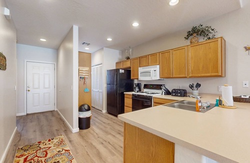 East Mesa Condominio | Ground-floor condo with pool, hot tub, gas grill, & wifi