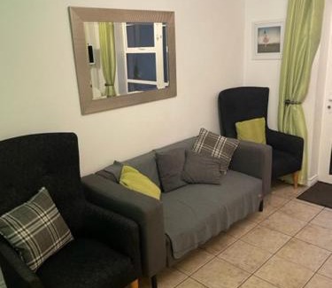 Drumacrin Apartamento | Ground Floor Deluxe Seaside Apartment With Patio & Private Entrance, marine court