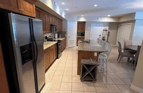 Sicamous Condominio | Ground Floor Grandview Shores Condo Mara Lake Waterfront w/Boat Slip