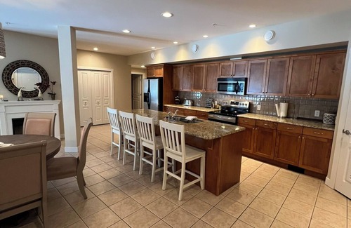 Sicamous Condominio | Ground Floor Grandview Shores Condo Mara Lake Waterfront w/Boat Slip