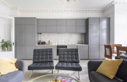 Ealing Apartamento | Ground Floor - Large Luxury 4 Bedroom Apartment With Parking & Garden