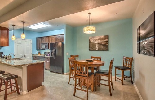Parkwood Ranch Condominio | Nuevo condominio junto a la piscina en la planta baja.