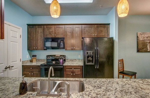 Parkwood Ranch Condominio | Nuevo condominio junto a la piscina en la planta baja.