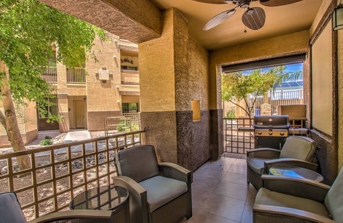 Parkwood Ranch Condominio | Nuevo condominio junto a la piscina en la planta baja.