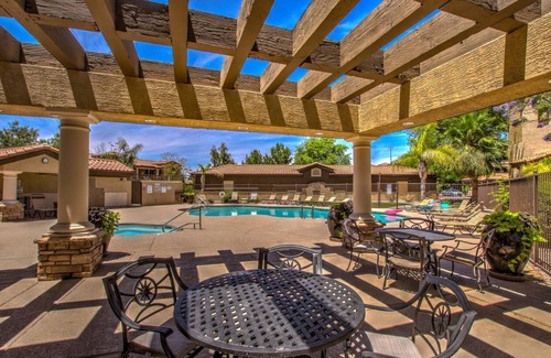 Parkwood Ranch Condominio | Nuevo condominio junto a la piscina en la planta baja.