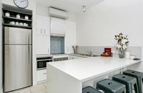 Palm Cove Apartamento | Ground Floor Poolside LUX Apt - Peppers Beach Club, w/Kitchen, Terrace & BBQ