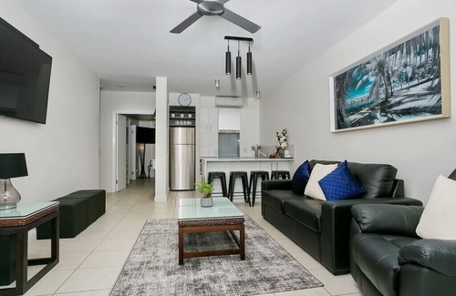 Palm Cove Apartamento | Ground Floor Poolside LUX Apt - Peppers Beach Club, w/Kitchen, Terrace & BBQ