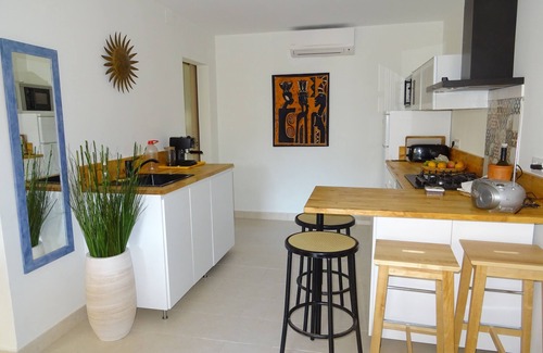 L'Escala Casa | Planta baja, tranquila, con aire acondicionado, 400 ms playa de Riells, aparcamiento privado y tiendas.