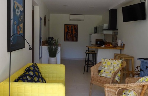 L'Escala Casa | Planta baja, tranquila, con aire acondicionado, 400 ms playa de Riells, aparcamiento privado y tiendas.