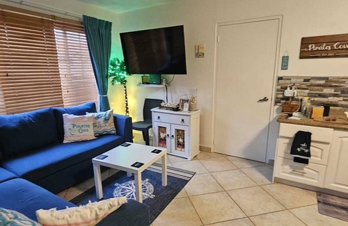 Washington Condominio | Ground Floor, Spacious 2 bedroom Ensuites, Corner Unit, Newly Remodeled.