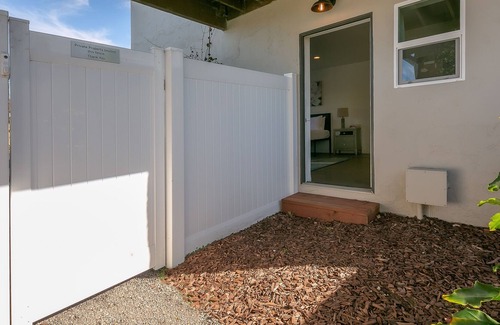 Sunset Cliffs Casa | Ground-floor studio with kitchenette, grill, and alfresco dining