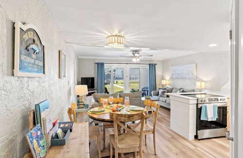 Panama City Beach Condominio | Planta baja, parque en la puerta de su casa. Perro amigable hasta 25 lbs. Capacidad 6