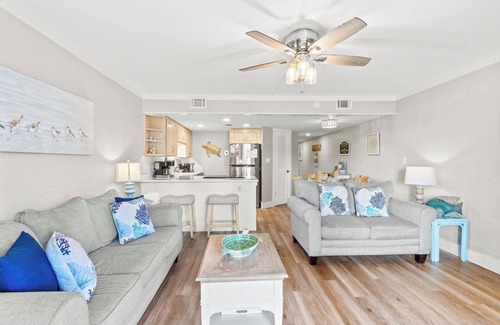 Panama City Beach Condominio | Planta baja, parque en la puerta de su casa. Perro amigable hasta 25 lbs. Capacidad 6