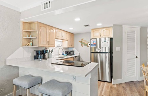Panama City Beach Condominio | Planta baja, parque en la puerta de su casa. Perro amigable hasta 25 lbs. Capacidad 6
