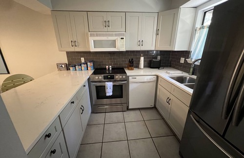 West Panama City Beach Complejo | Condominio en la planta baja con excelentes piscinas y frente a las playas de arena blanca.
