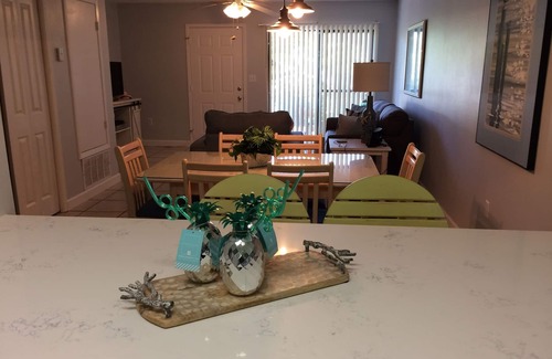West Panama City Beach Complejo | Condominio en la planta baja con excelentes piscinas y frente a las playas de arena blanca.