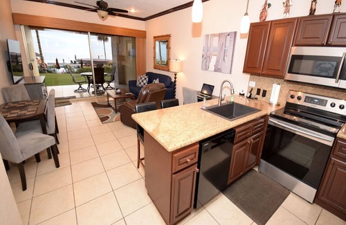 Puerto Penasco Condominio | ¡Planta baja! ¡Camine desde el patio privado hasta la playa, la piscina, el bar Swim-up, los jacuzzis!