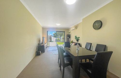 Thornlie Apartamento | Ground Garden-Two King Beds&One Queen Bed