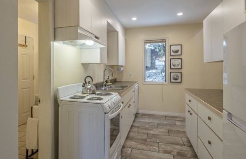 Silver Star Mountain Apartamento | Ground level suite with sauna and close to the village and chairlifts.