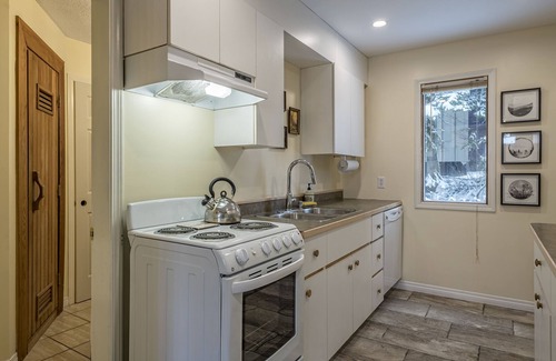 Silver Star Mountain Apartamento | Ground level suite with sauna and close to the village and chairlifts.